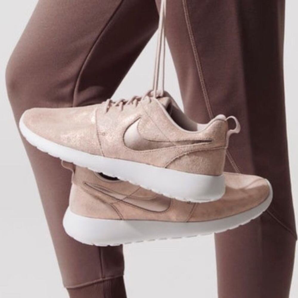 NIKE Run Roshe Running Sneakers Metallic Bronze